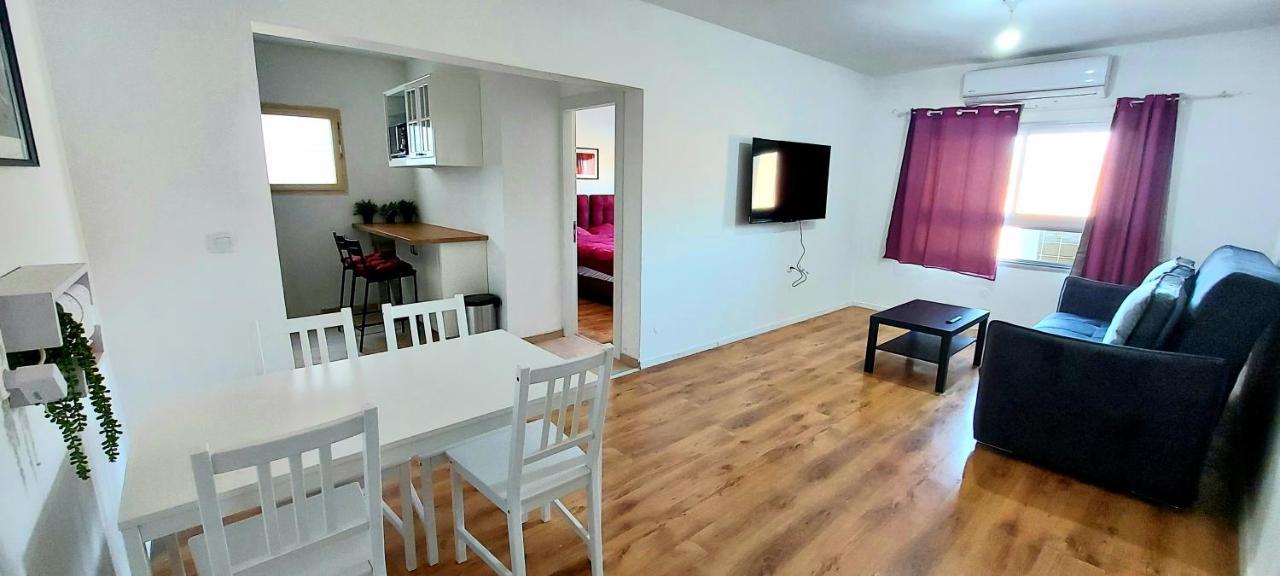 Eilat Octopus Apartment: Two-Bedroom Suite with Seasonal Pool Exterior photo