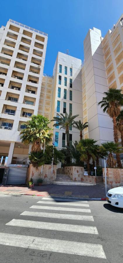 Eilat Octopus Apartment: Two-Bedroom Suite with Seasonal Pool Exterior photo